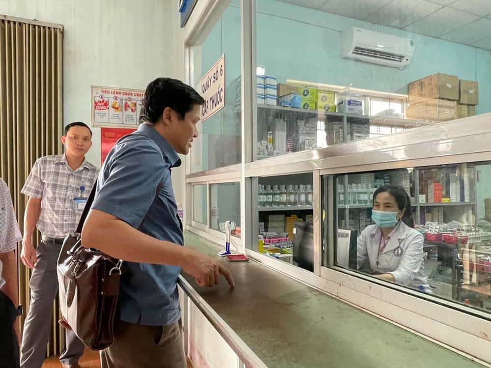Doan giam sat kiem tra cong tac cap phat thuoc bao hiem y te tai Trung tam Y te huyen Krong Pa. Anh: Tra My