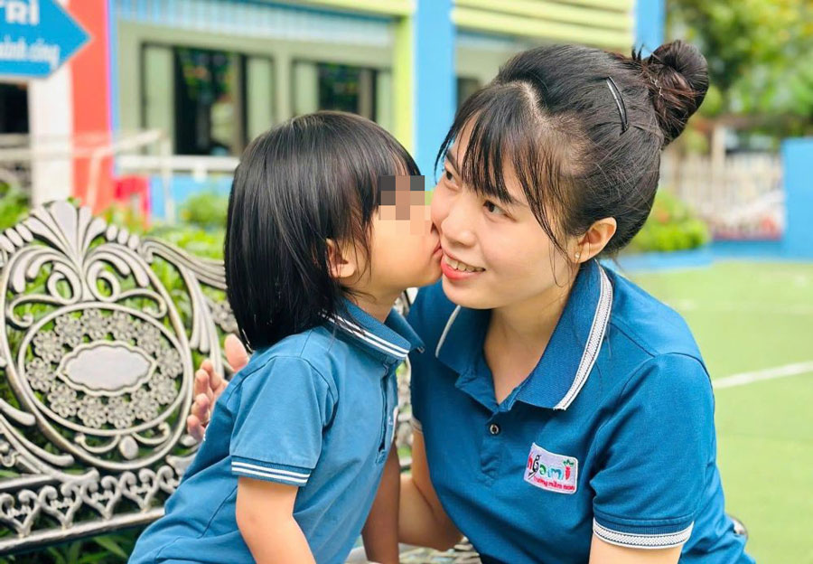 Children need to be taught to express their affection for their loved ones from a young age. Photo: Tran Lam