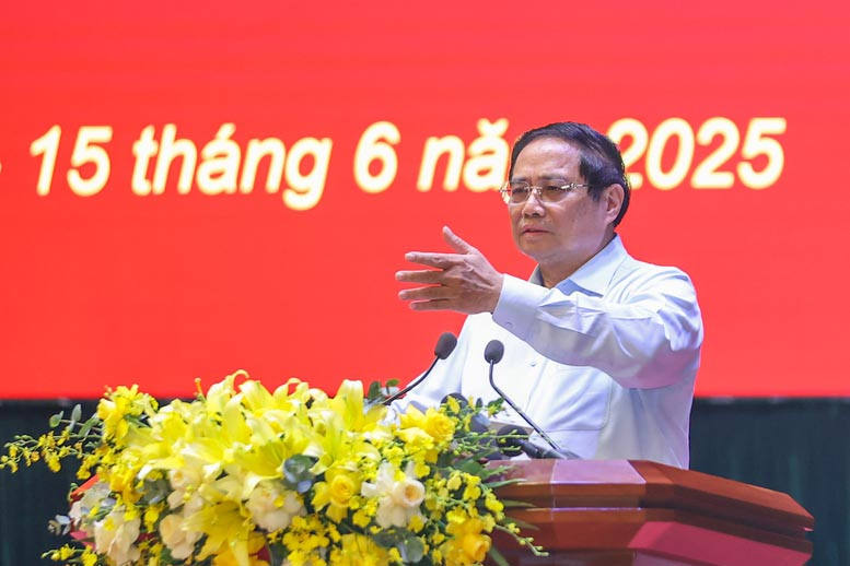Politburo member and Prime Minister Pham Minh Chinh said that 63 provinces and cities or 34 provinces and cities are also countries and homelands. Photo: VGP/Nhat Bac.