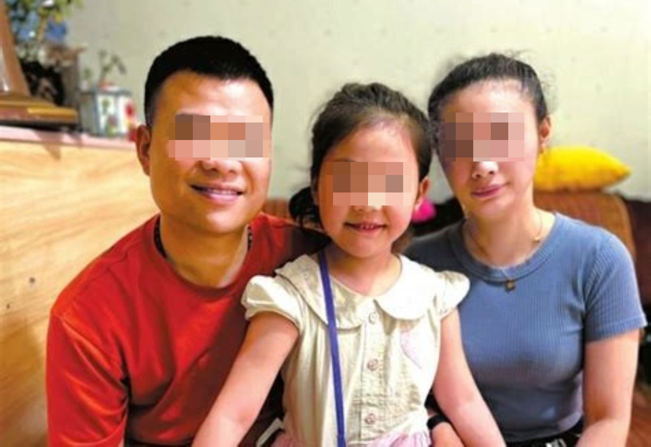 Este hombre grueso siempre es una persona calida, un solido apoyo de su esposa e hija. Foto: Xinhua