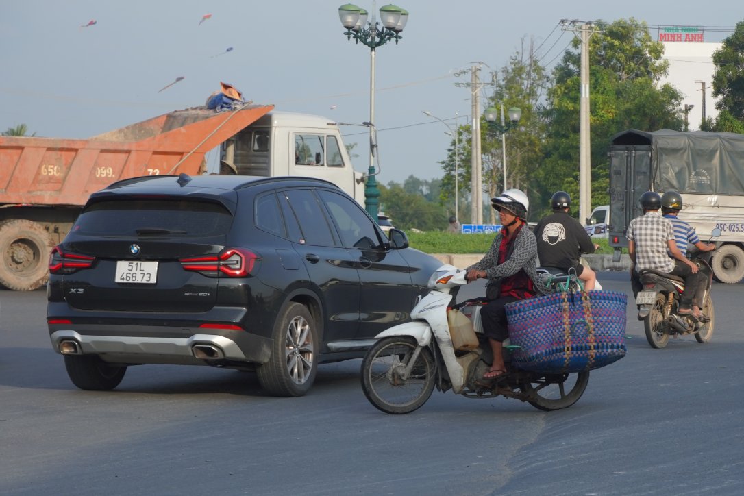 Cac phuong tien xe may di khong theo trat tu. Anh: Ta Quang
