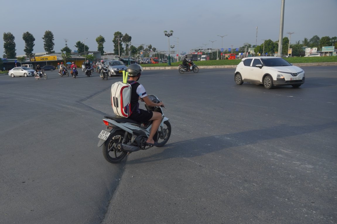 Vong xoay o Quoc lo 1A khong co vach ke duong. Anh: Ta Quang
