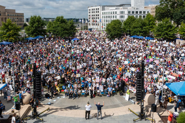 Los estadounidenses se reunieron en Liberty Plaza Square, estado de Georgia para protestar contra el presidente del presidente Donald Trump el 14 de junio. Foto: AFP