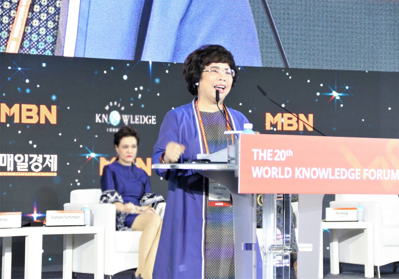 Ba Thai Huong tung nhan giai thuong Nu doanh nhan Quyen luc tai Dien dan Tri thuc The gioi - World Knowledge Forum (WKF)