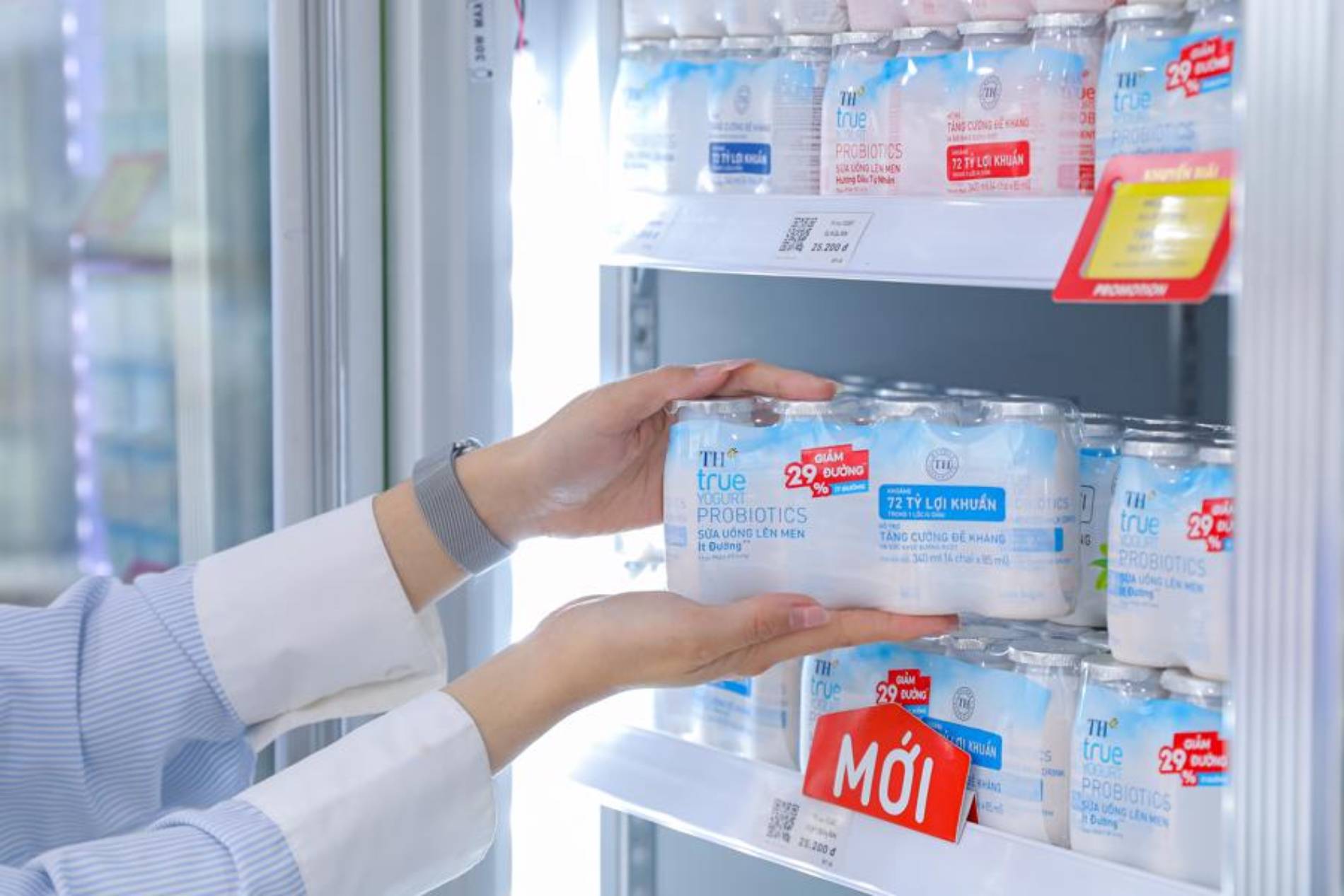 Cung voi giai thuong danh cho nguoi dung dau, TH con duoc vinh danh o 3 hang muc danh cho san pham. Trong do sua uong len men TH true YOGURT Probiotics dat giai San pham xuat sac trong Giai phap Tang cuong Suc khoe - Excellence in Gut Health Solutions