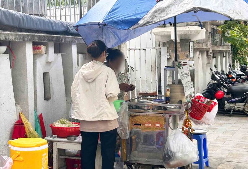 Mot so quan an tu choi nhan chuyen khoan tu khach hang. Anh: Ha May