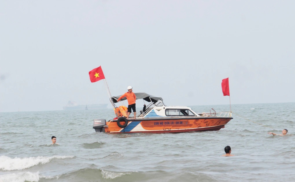 Los rescatistas a menudo estan presentes, asegurando la seguridad absoluta para que los turistas naden Cua Lo Beach. Foto: Nguyen Phe
