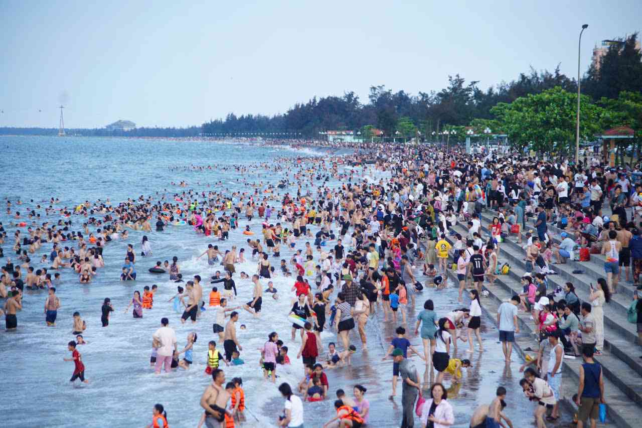 Co luc luong cuu ho chuyen nghiep, du khach an tam khi ve tam bien Cua Lo. Anh: Ngoc Anh