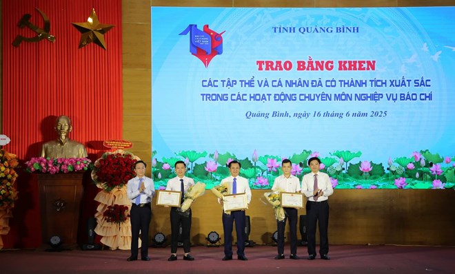Văn phòng đại diện Báo Lao Động khu vực Bắc Trung Bộ nhận bằng khen của UBND tỉnh Quảng Bình