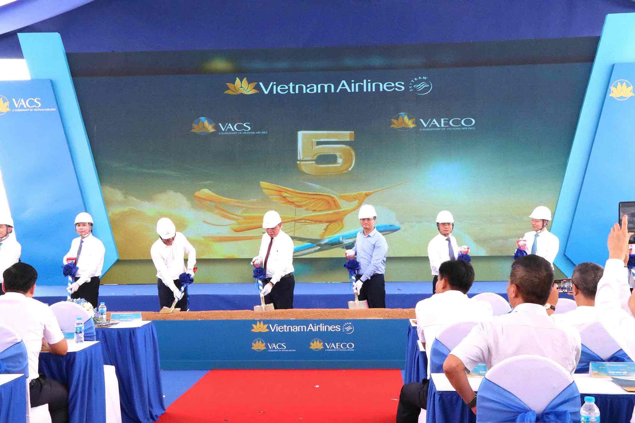 Vietnam Airlines Corporation (Vietnam Airlines) and its member units started two aviation service projects at Long Thanh airport. Photo: HAC