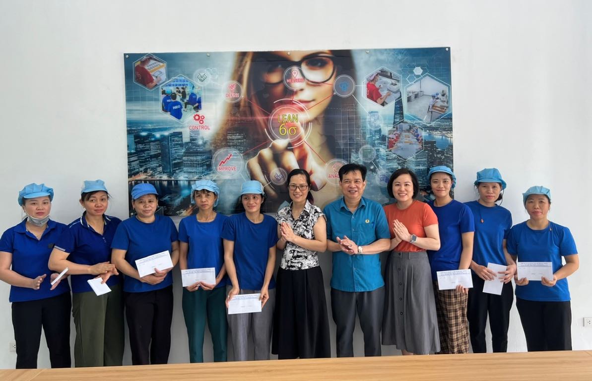 Leaders of the Bac Giang City Labor Federation presented gifts to the enterprise's grassroots union. Photo: Bao Han