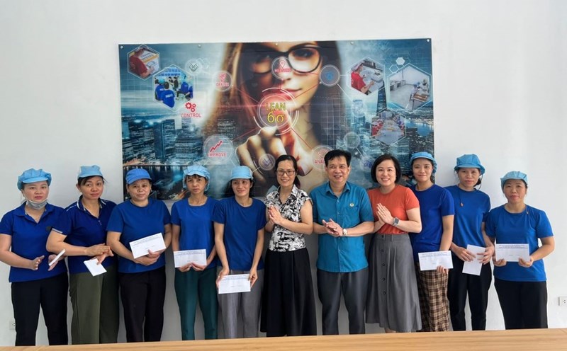 Leaders of the Bac Giang City Labor Federation presented gifts to the enterprise's grassroots union. Photo: Bao Han