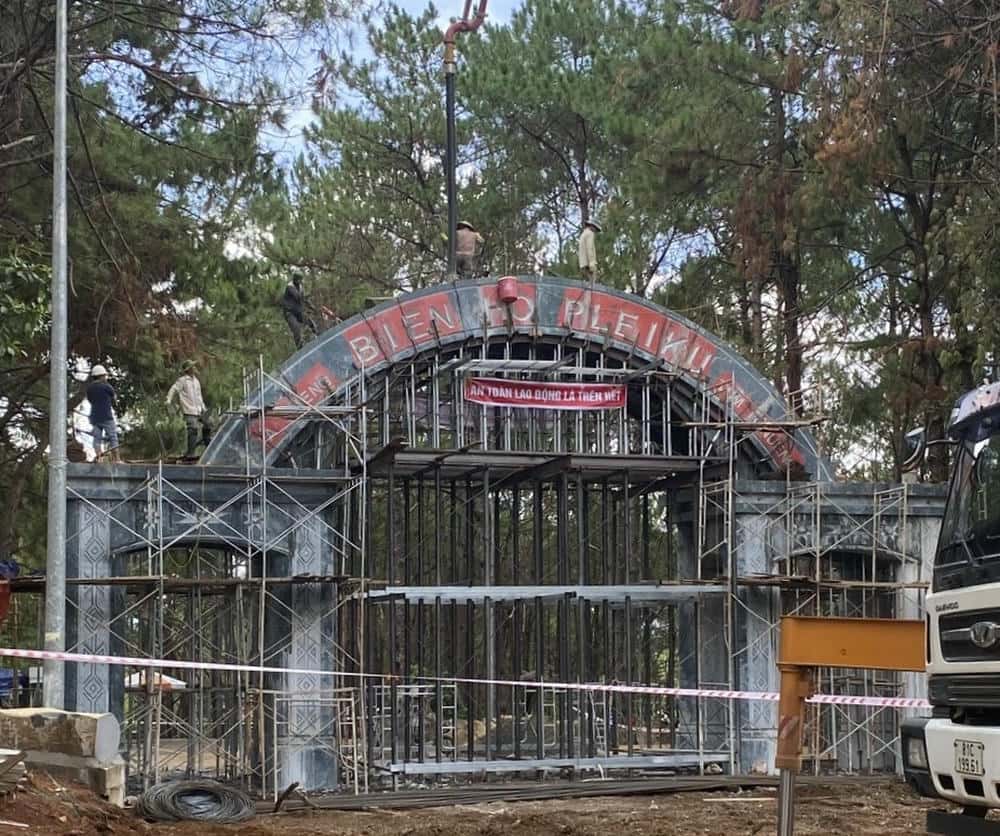 Construyendo una puerta de bienvenida en el lugar escenico del lago. Foto: Thanh Tuan