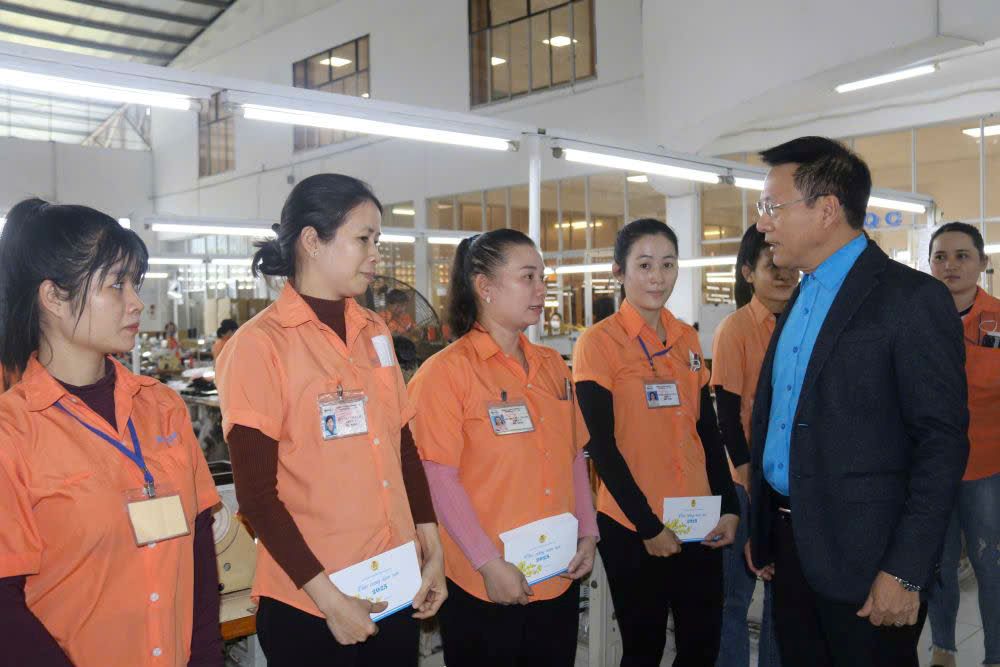 El Sr. Phan Thanh Liem, presidente de la Federacion Laboral de Khanh Hoa, visito y dio regalos a los trabajadores en el Parque Industrial Suoi Dau. Foto: Phuong Linh