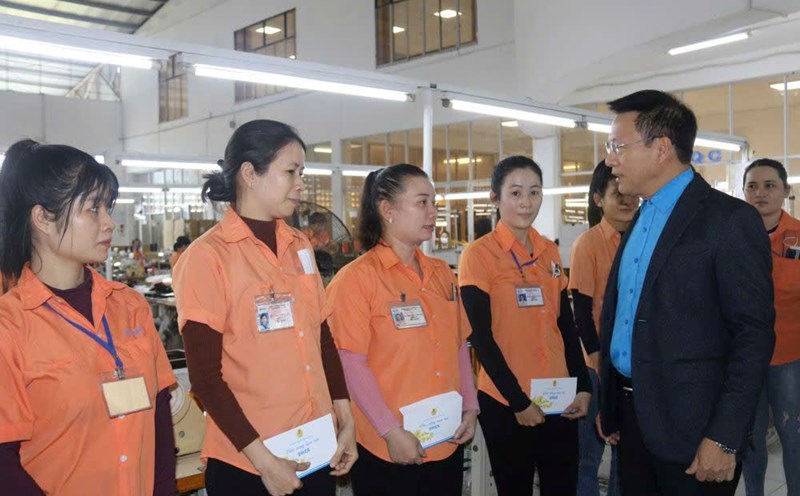 Mr. Phan Thanh Liem - Chairman of the Khanh Hoa Provincial Federation of Labor - visited and presented gifts to disadvantaged workers in Suoi Dau Industrial Park. Photo: Phuong Linh