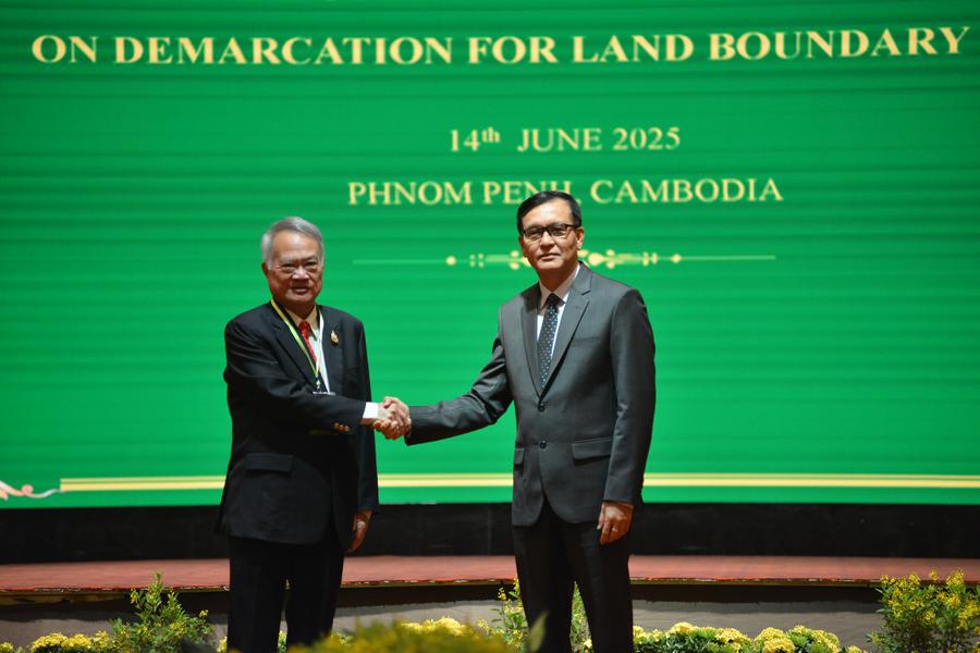 Sr. Lam Chea (derecha) - Ministro a cargo de la Secretaria del Estado en la frontera camboyana - se dio la mano al Sr. Prasas Prasasvinithai - Ex Embajador Thai en Camboya y Asesor del Ministerio de Asuntos Exteriores de Tailandia sobre el tema fronterizo - en Phnom Penh, 14 de junio de 2025. Foto: Xinhua