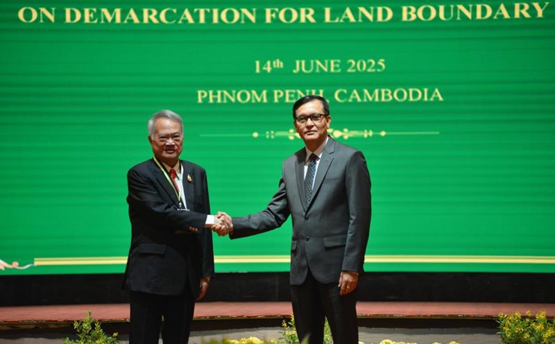 Mr. Lam Chea (right) - Minister in charge of the State Secretariat on the Cambodian Border - shook hands with Mr. Prasas Prasasvinitchai - former Thai Ambassador to Cambodia and advisor to the Thai Ministry of Foreign Affairs on border issues - in Phnom Penh, June 14, 2025. Photo: Xinhua
