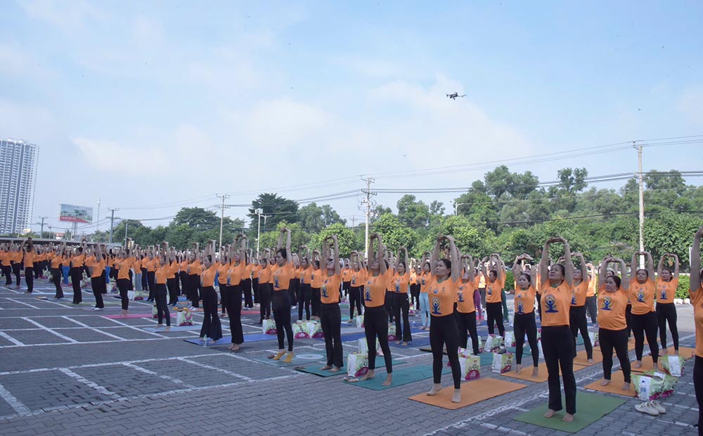 Su kien thu hut hon 1.000 huan luyen vien, huong dan vien va nhung nguoi yeu thich bo mon Yoga tren dia ban tinh den tham du. Anh: So VHTTDL Binh Duong