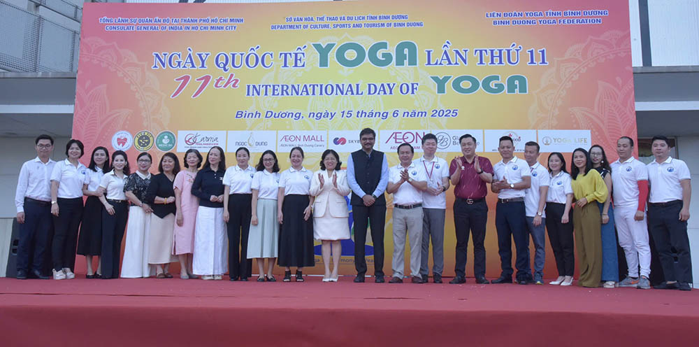 Ban to chuc cung dai bieu chup hinh luu niem tai Ngay Quoc te Yoga lan thu 11  nam 2025. Anh: So VHTTDL Binh Duong