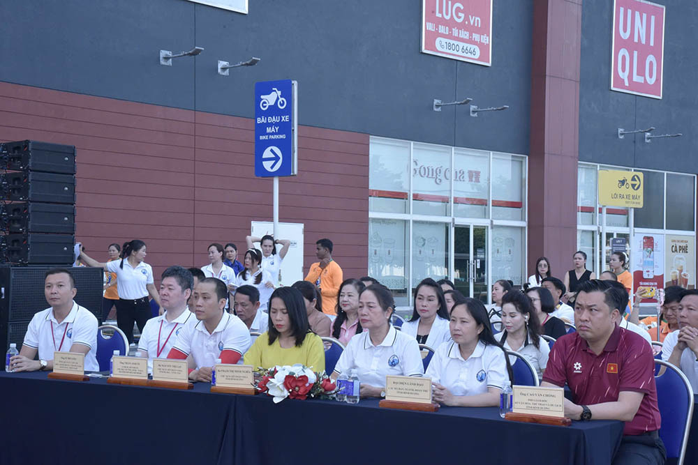 Cac dai bieu tham du le khai mac. Anh: So VHTTDL Binh Duong