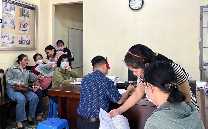 The Trade Union Legal Consulting Center, Dong Nai Provincial Federation of Labor is providing legal support to workers affected by social insurance benefits. Photo: HAC