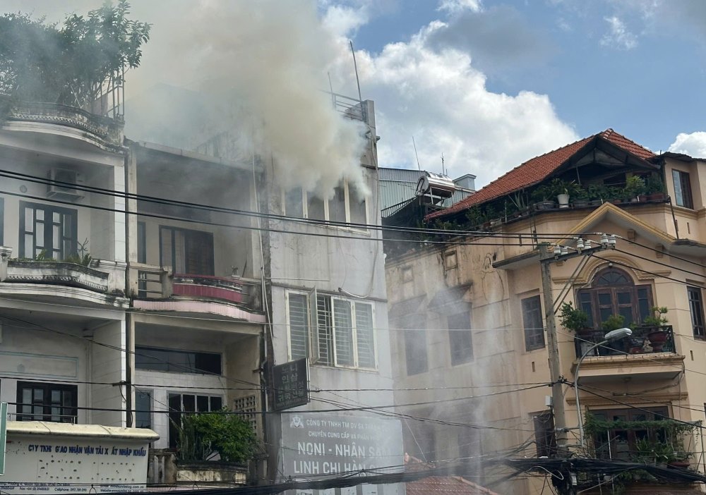 The fire broke out on the top floor of a house on Hau Giang Street, Ward 4, Tan Binh District. Photo: Hoang Chinh