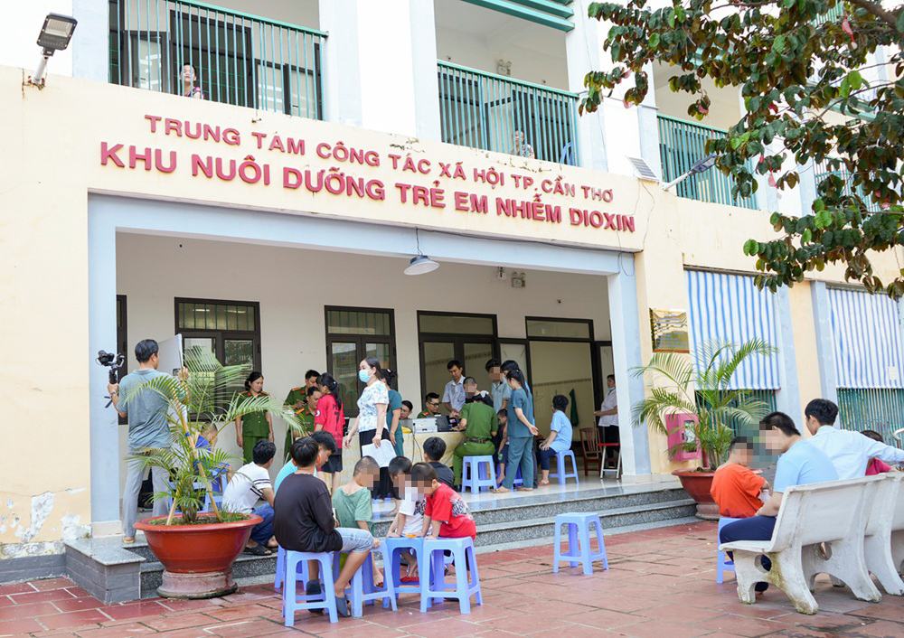 Quang canh cap can cuoc luu dong cho tre em. Anh: Cong an Can Tho