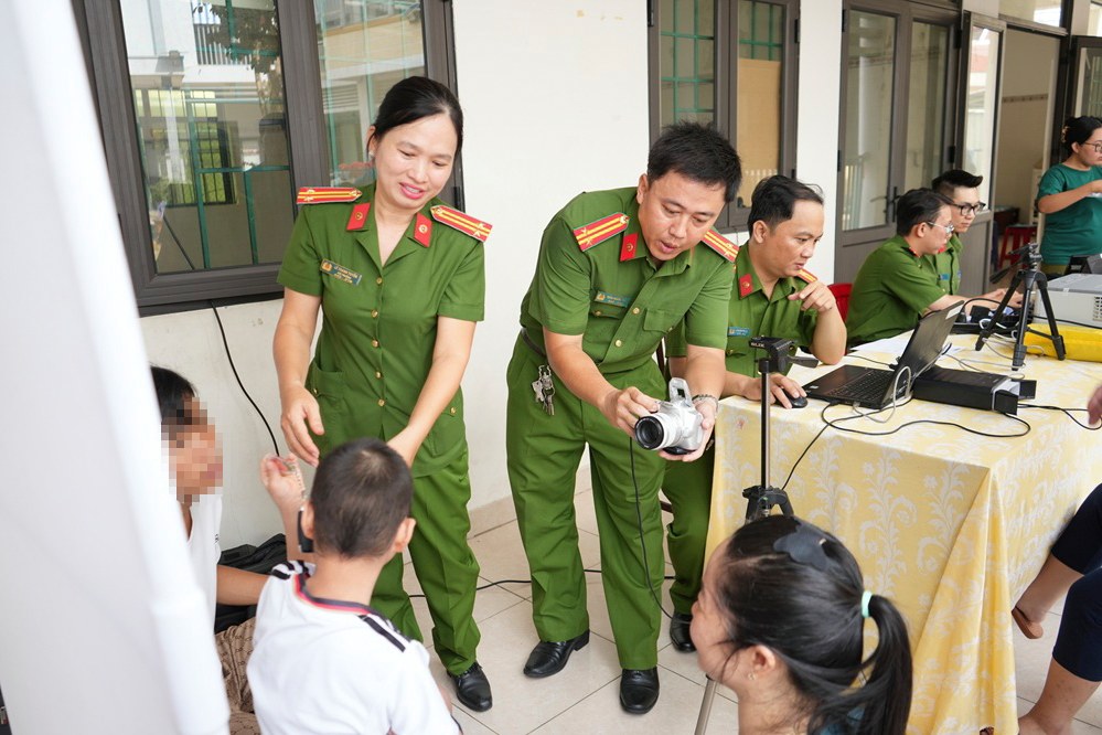 Cong an TP Can Tho da chup anh, thu nhan sinh trac hoc,...Anh: Cong an Can Tho