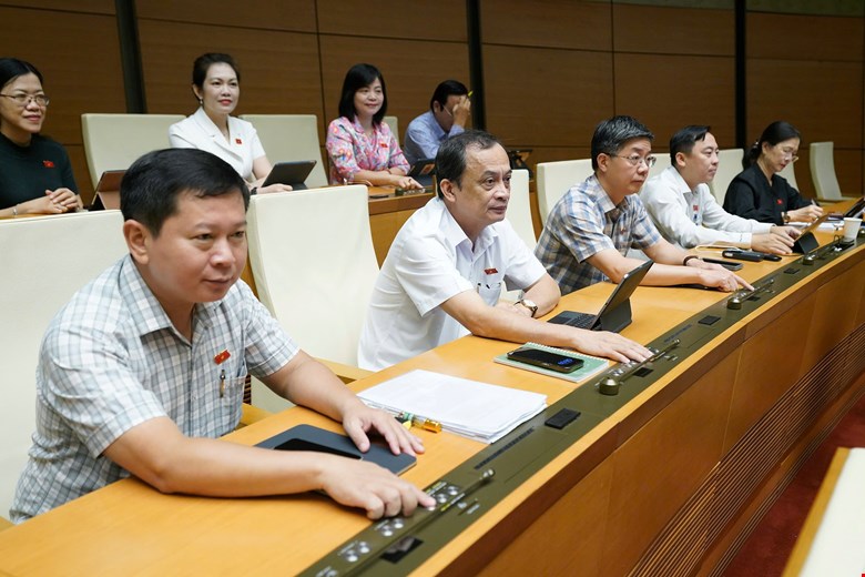 La Asamblea Nacional voto para aprobar la resolucion de la Asamblea Nacional enmendar y complementar una serie de articulos de la Constitucion, terminando las actividades de la Unidad Administrativa del Distrito a partir de 1.7. Foto: Quochoi.vn