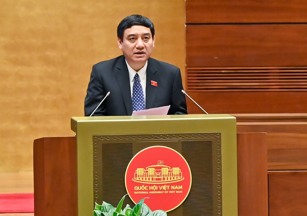 Chairman of the Committee on Culture and Society Nguyen Dac Vinh reported on the explanation and revision of the draft Law amending and supplementing a number of articles of the Law on Advertising. Photo: Pham Dong