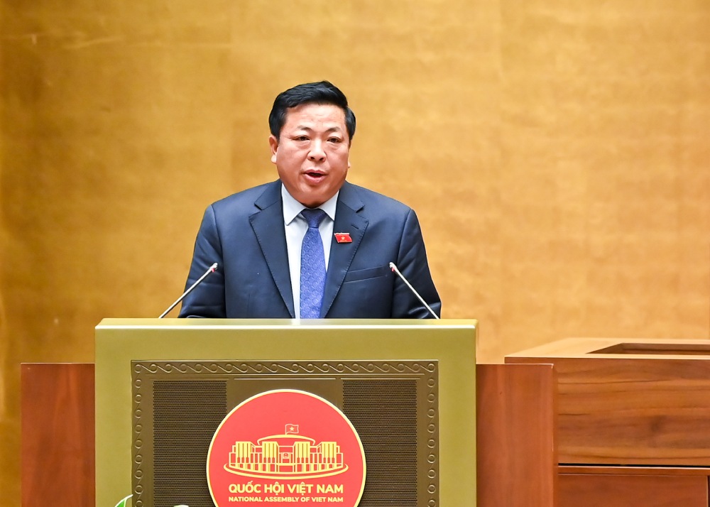 El Ministro de Construccion, Tran Hong Minh, presento un informe sobre el Proyecto de Derecho Ferroviario (enmendado). Foto: Pham Dong