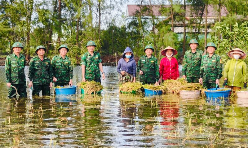 Luc luong bien phong cung nguoi dan ho tro cac ho co lua bi ngap. Anh: Han Nguyen