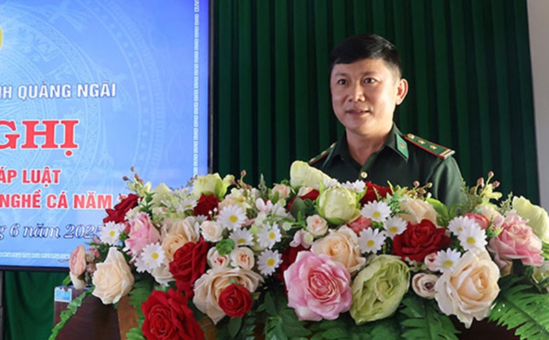 Lieutenant Colonel Truong Ngoc Khuong, Deputy Chief of the Political Department of the Quang Ngai Provincial Border Guard, reported at the Conference. Photo: Quang Khanh