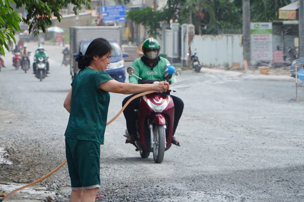 Nguoi dan sinh song doc tuyen duong gap kho khan vi bui bam, tieng on keo dai tu cong trinh. Ảnh: Anh Tu