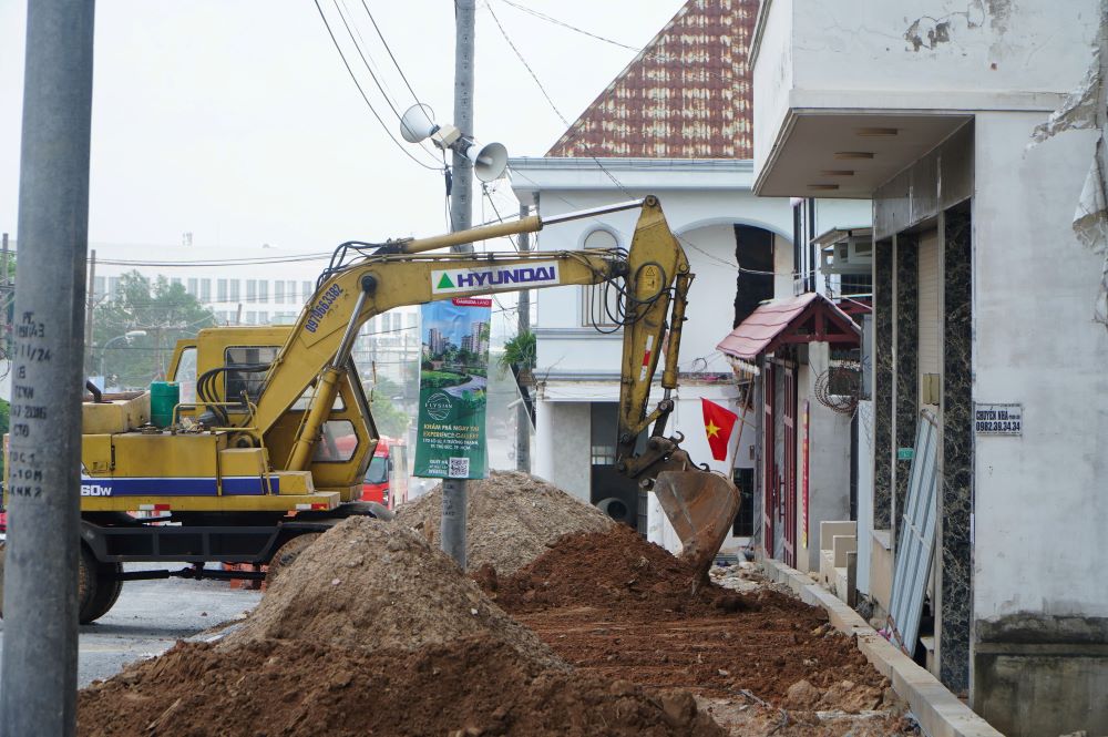 Cong nhan thi cong nen duong tai khu vuc gan duong so 13 – mot trong nhung doan da ban giao mat bang.
