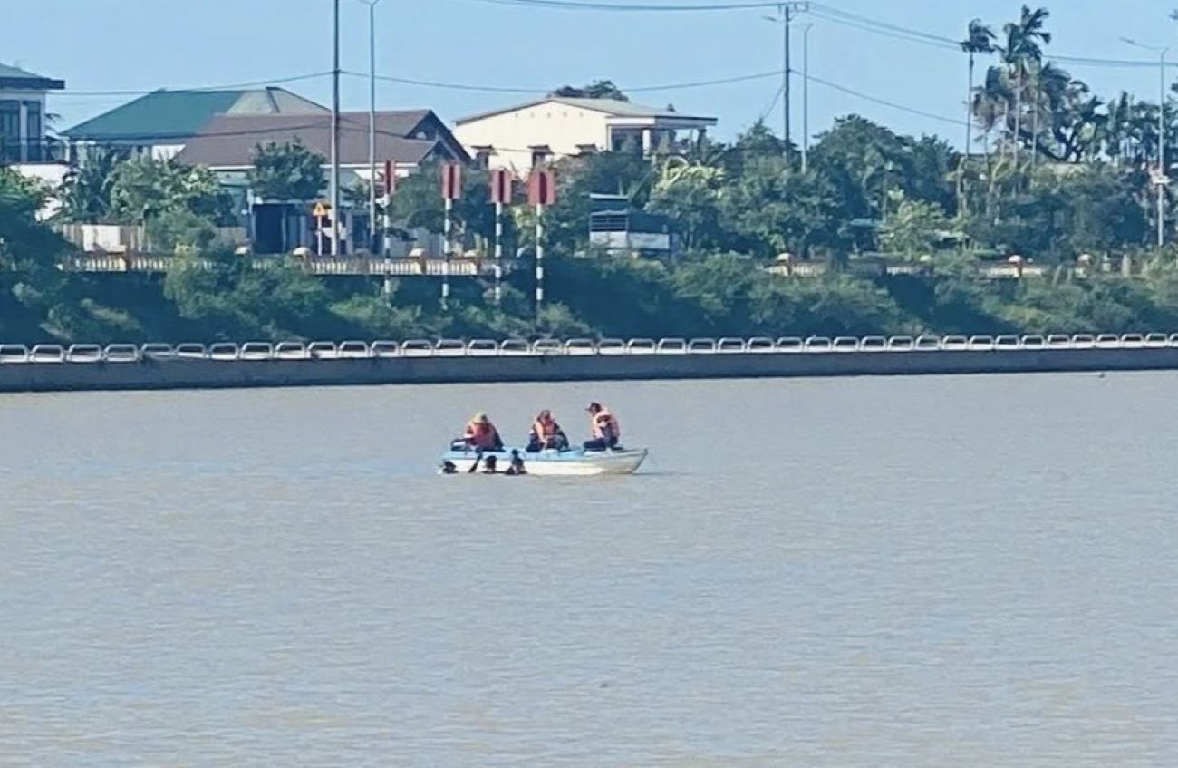 Authorities are searching for missing victims on the river. Photo: Quang Tri Provincial Police
