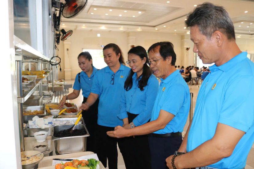 La Federacion de Trabajo de Can Tho City asistio y alento el programa de comidas sindicales en Hau Giang Pharmaceutical Stock Company. Foto: mi ly