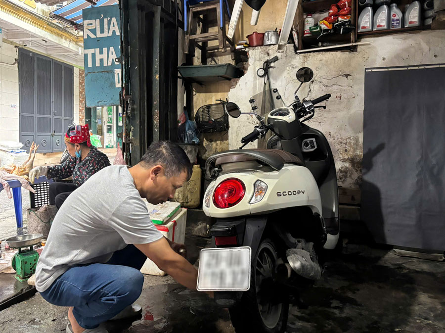Ong Le Van Hai - chu mot tiem sua xe tai khu vuc phuong Giang Vo, cho biet nhung ngay mua lon vua qua, luong khach mang xe den tiem vi bi chet may do ngap tang cao gap nhieu lan so voi binh thuong. Theo ong, khi buoc phai di qua doan duong ngap sau, nguoi dan nen tat may, dat bo de tranh nuoc tran vao dong co. Trong truong hop xe da chet may, tuyet doi khong nen co khoi dong lai vi co the khien hu hong nang hon, thay vao do nen goi tho hoac dua xe den co so sua chua de duoc xu ly kip thoi. Anh: Huyen Trang
