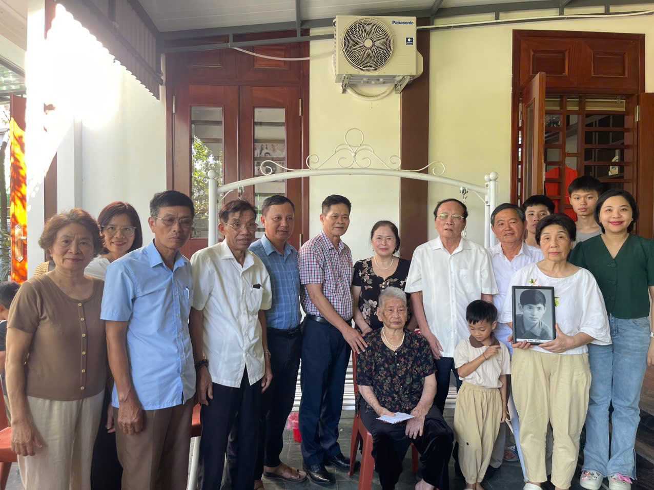 The family of Major General Vo Trong Thanh and the children and grandchildren of revolutionary veteran Vo Trong An presented gifts to pay tribute to Vietnamese Heroic Mother Nguyen Thi Chau. Photo: Ngoc Anh