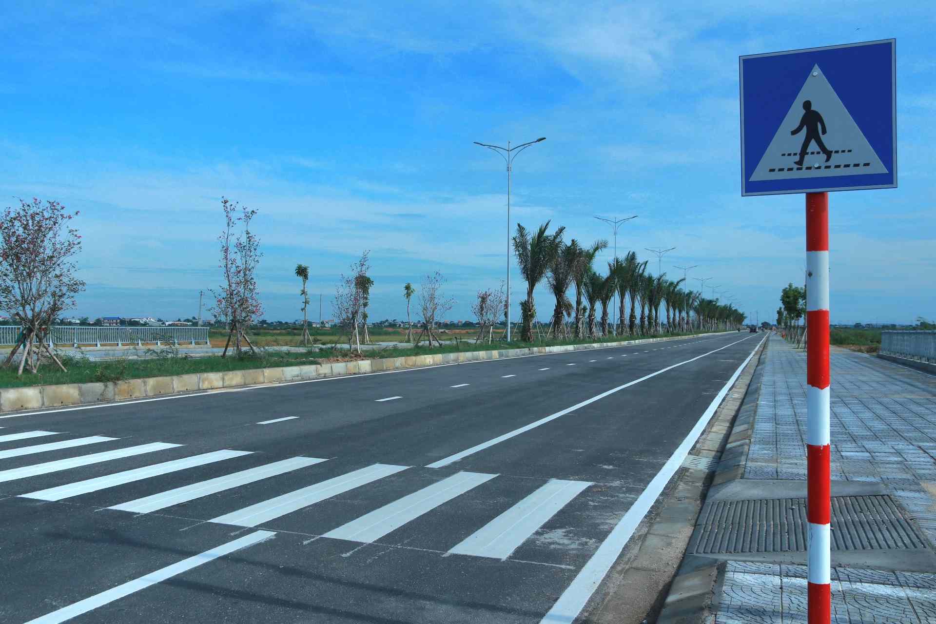 Đường Phú Mỹ - Thuận An ở Huế bị trộm rút 1,4km dây cáp điện. Ảnh: Nguyễn Luân