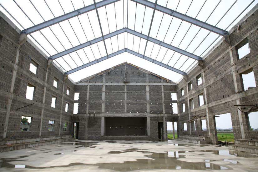 The multi-purpose gymnasium of Quang Tan commune is currently owed 2.5 billion VND for basic construction. Photo: Cong Sang