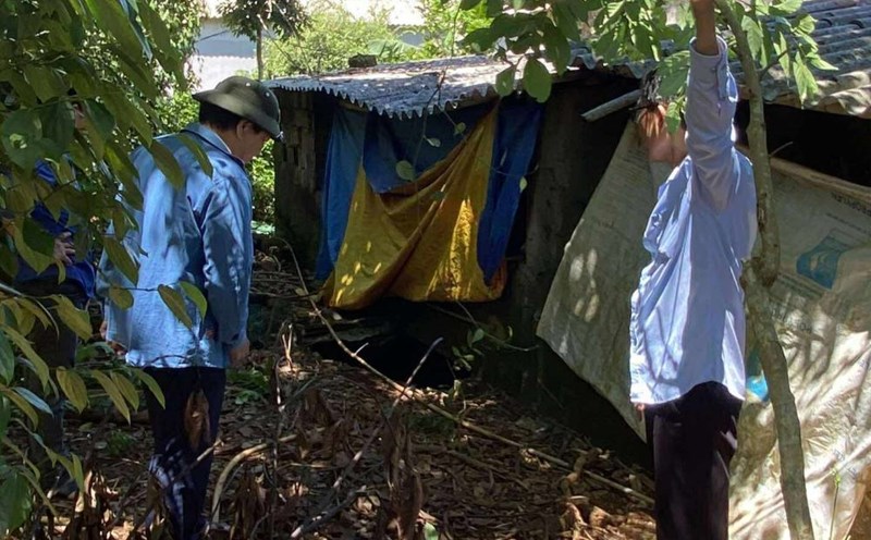 Local authorities inspect the scene of a deep hole in a resident's garden. Photo: Han Nguyen