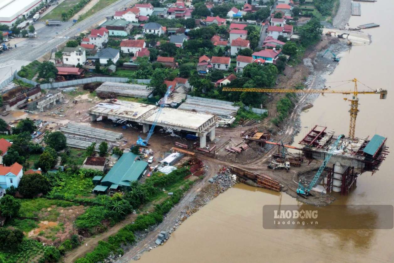 Tren song, tru cau da thanh hinh; tren bo, mot so tru da lap cac thanh dam. Anh: To Cong.