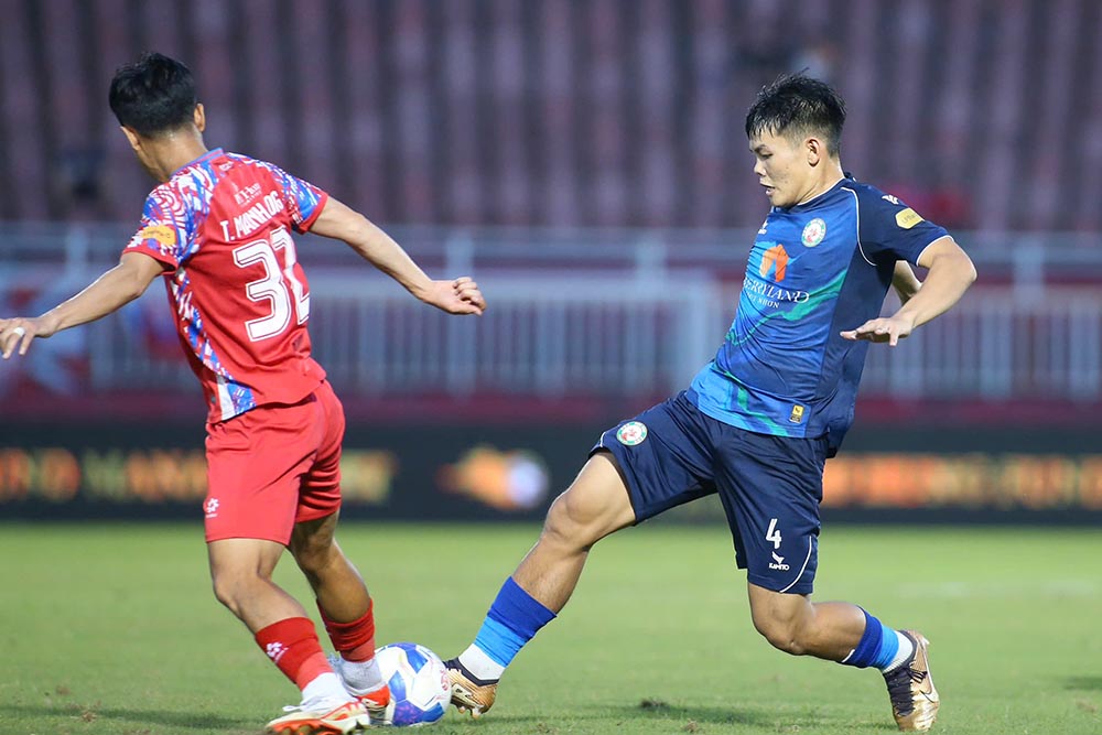 Binh Dinh (blue shirt) officially fell to the bottom of the V.League 2024-2025 rankings after round 25. Photo: Khang Nguyen
