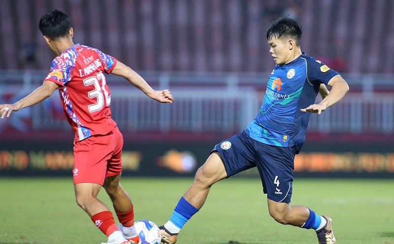 Binh Dinh (blue shirt) officially fell to the bottom of the V.League 2024-2025 rankings after round 25. Photo: Khang Nguyen