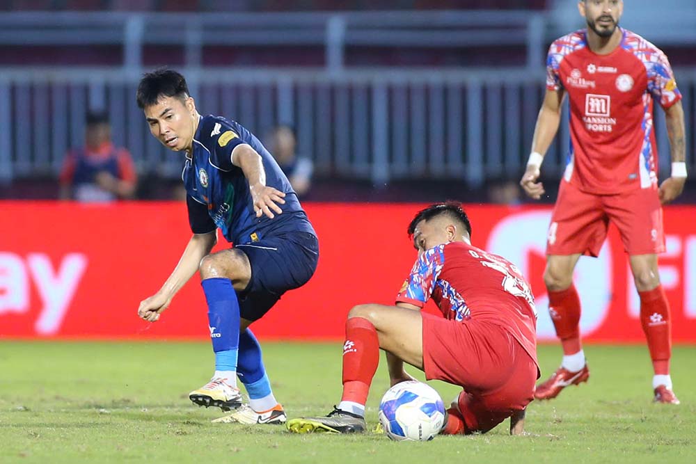 Binh Dinh (ao xanh) thua toi thieu 0-1 truoc TPHCM. Anh: Khang Nguyen