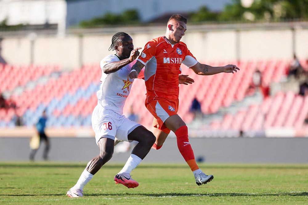 Da Nang (ao cam) hoa 2-2 tren san cua Hong Linh Ha Tinh. Anh: VPF