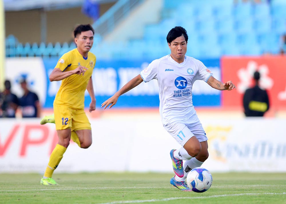 Thep Xanh Nam Dinh (ao trang) chinh thuc vo dich V.League 2024-2025. Anh: CLB Nam Dinh