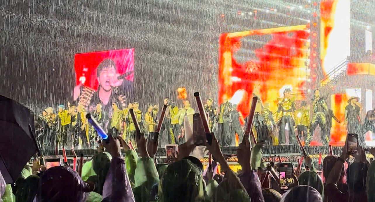 It rained heavily before the Call Me by Fire concert on September 6 started. Photo: Hoang Hue