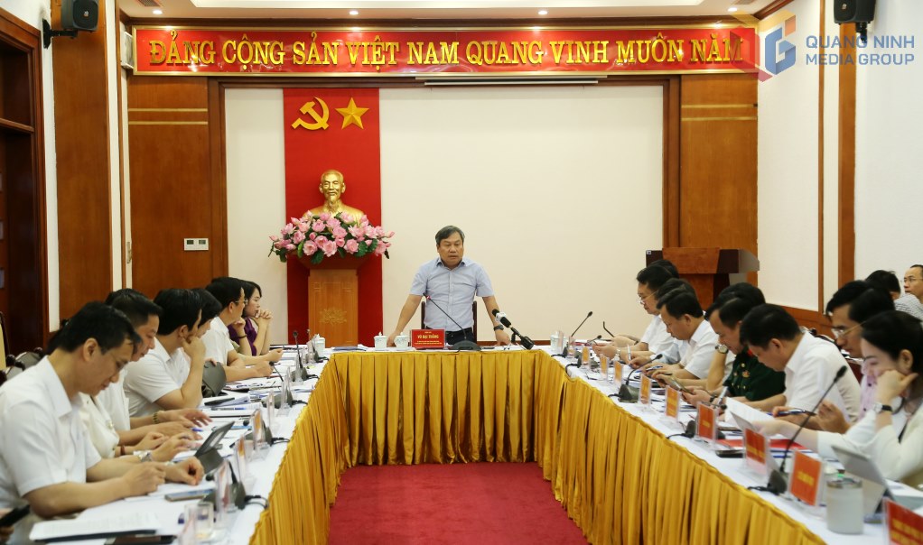 El Comite Permanente del Comite del Partido Provincial Quang Ninh escucho el informe general de la preparacion para la implementacion del modelo de gobierno local de 2 niveles. Foto: Quang Ninh Centro de comunicacion provincial